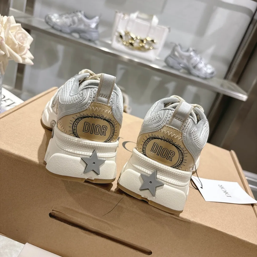 👟👟Ex-factory price 560👟👟 This Dior Chrono sneaker is a new product of the 2024 autumn ready-to-wear series, reinterpreting running shoes with Dior's high-end style. White mesh fabric is paired with nude and silver-toned laminated leather-effect panels, as well as CD logos on the sides, a star patch on the tongue and a Dior logo on the heel. Featuring tri-color laces, a lightweight sole and star embellishments for a casual look all year round. ✅Size: 35-40 ✅Packaging: With counter packaging and Dior outer box